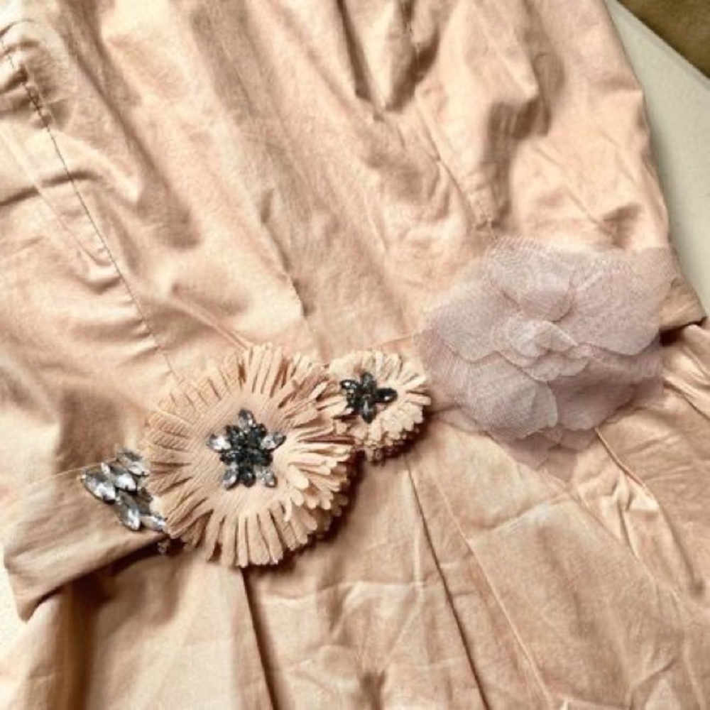 Sweet Vintage strapless Boho dress in neutral tan w gorgeous flower detailing